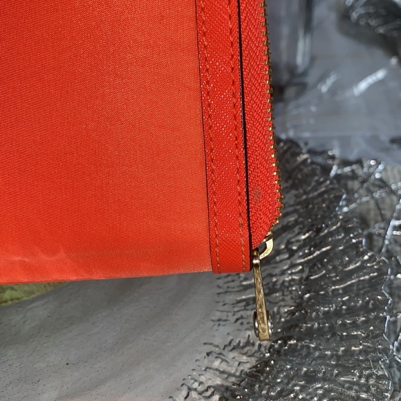 Henri Bendel Zip around wallet! EUC! - Picture 15 of 16